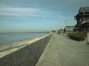上野間の海沿いの道