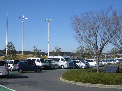 道の駅多古 風車と太陽電池パネル