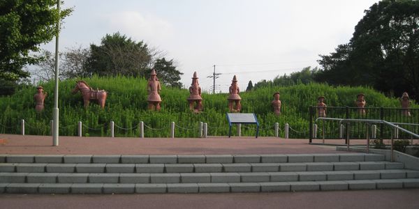 殿塚古墳の模型と埴輪