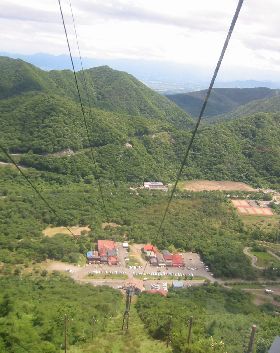 榛名山ロープウェイより乗り場付近を見下ろす