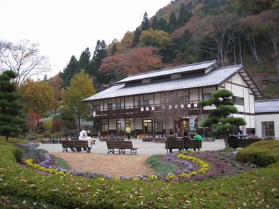 道の駅 霊山たけやま たけやま館と花壇