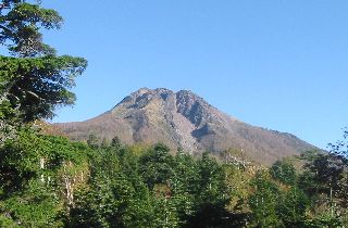 日光白根山自然散策コースより望む白根山
