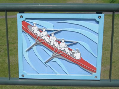 芦田川大橋 レガッタのレリーフ 上流側