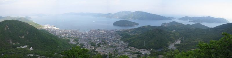 ハチマキ展望台より望む、川尻市街・安芸灘諸島