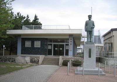 雄翔館と山本五十六元帥像