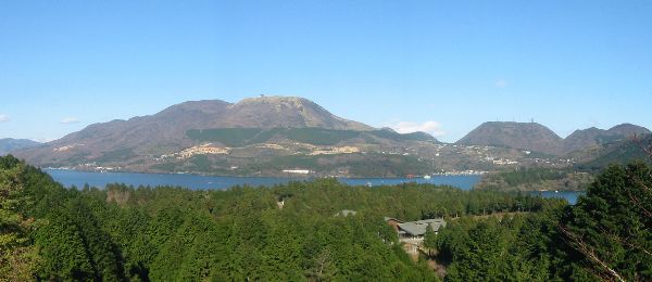道の駅箱根峠から望む、芦ノ湖・駒ヶ岳・二子山