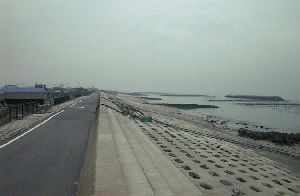 鈴鹿の堤防の道