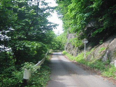 旧国道361号・地蔵峠の道 木曽町新開 唐沢の滝の先