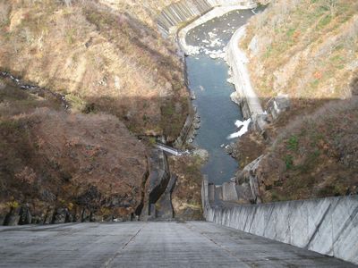 奥只見ダム 直下を見おろす