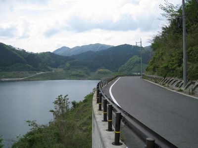 奥津湖 東岸の道 浮島付近
