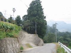 緑地公園から降りていった歩道の入口