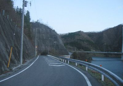 合角ダム 西秩父桃湖 東岸の道