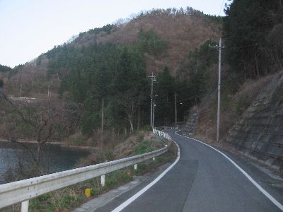 合角ダム 西秩父桃湖 南岸の道