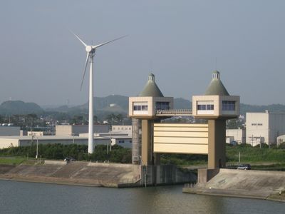 掛川市海洋公園風力発電施設と高松川水門