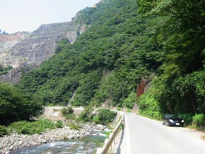 静岡県道59号伊東西伊豆線 仁科川沿い