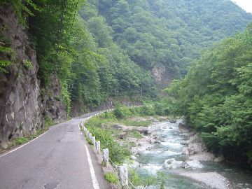 栃木県道249号 黒部西川線 湯西川沿い