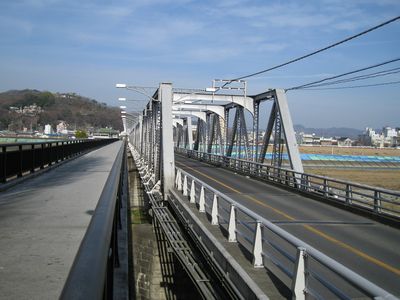 渡良瀬橋と、併設する歩行者・自転車橋