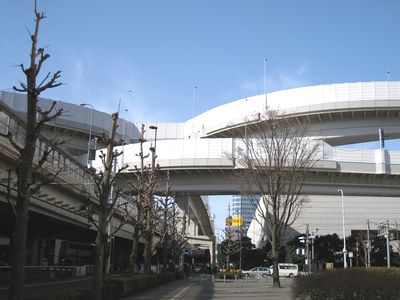 首都高速 西新宿ジャンクション 上段:4号→C2 中段:C2→4号 下段:4号本線
