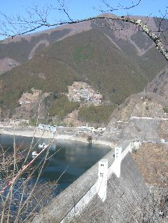 頂上広場より小河内ダム
