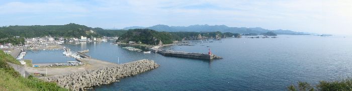 太地港の隣の隣の坂道から