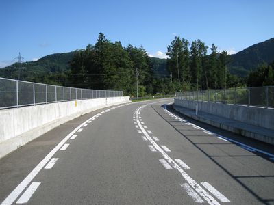 紅はなの丘広域農道 山辺町簗沢 作谷沢湧水橋