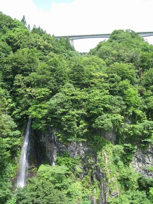米の粉の滝　山形自動車道の高架橋