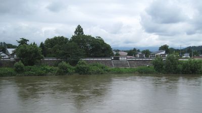 大石田の白壁塀蔵　上流側