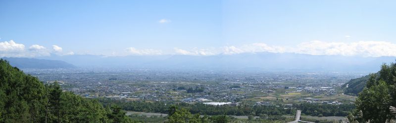 風の丘しらねより望む甲府盆地