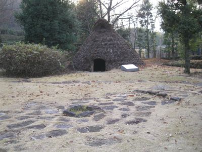 甲斐風土記の丘・曽根丘陵公園 古代の広場 竪穴住居・敷石住居跡